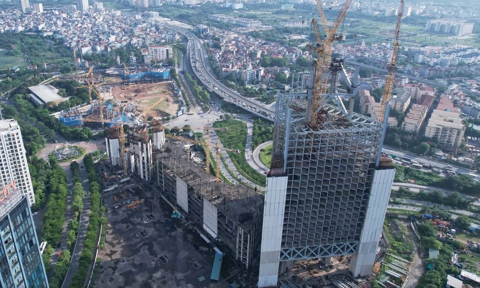 Tòa tháp dang dở của VietinBank tại khu đô thị Ciputra Hà Nội.