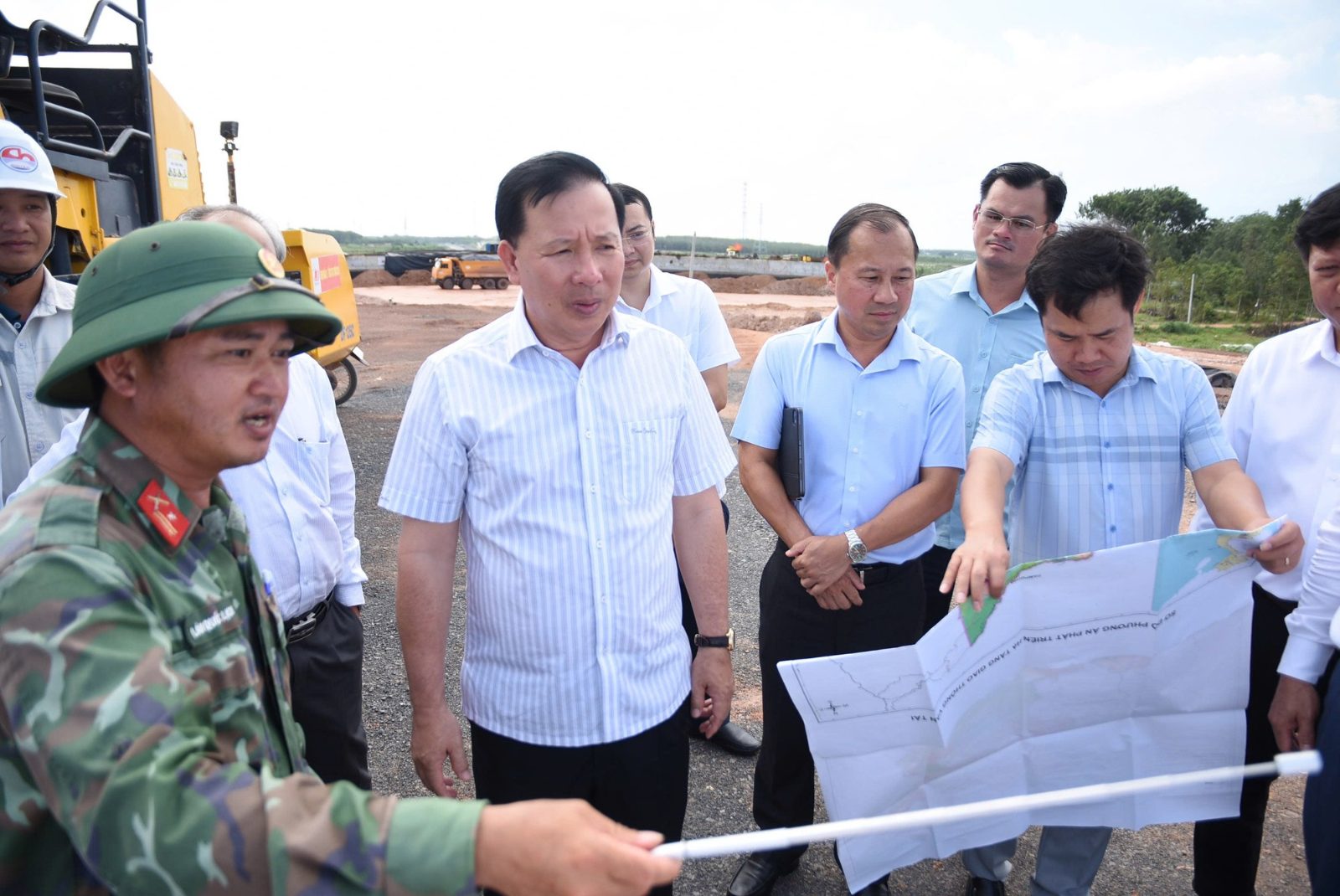 Chủ tịch Nguyễn Văn Út kiểm tra thực địa cao tốc.